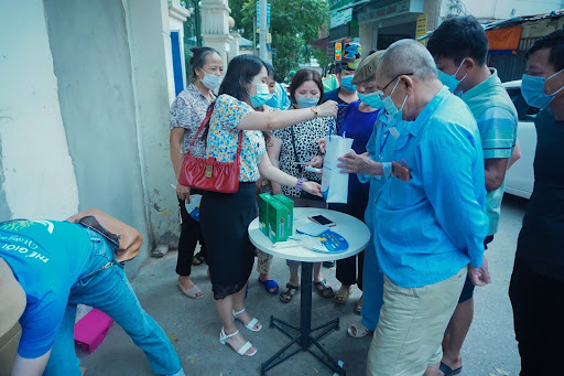 Các cô bác tham gia nhận quà tặng