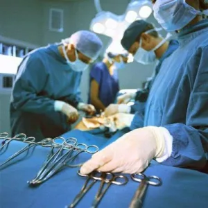 Bác Phùng phải phẫu thuật cắt bỏ khối u (ảnh minh họa)