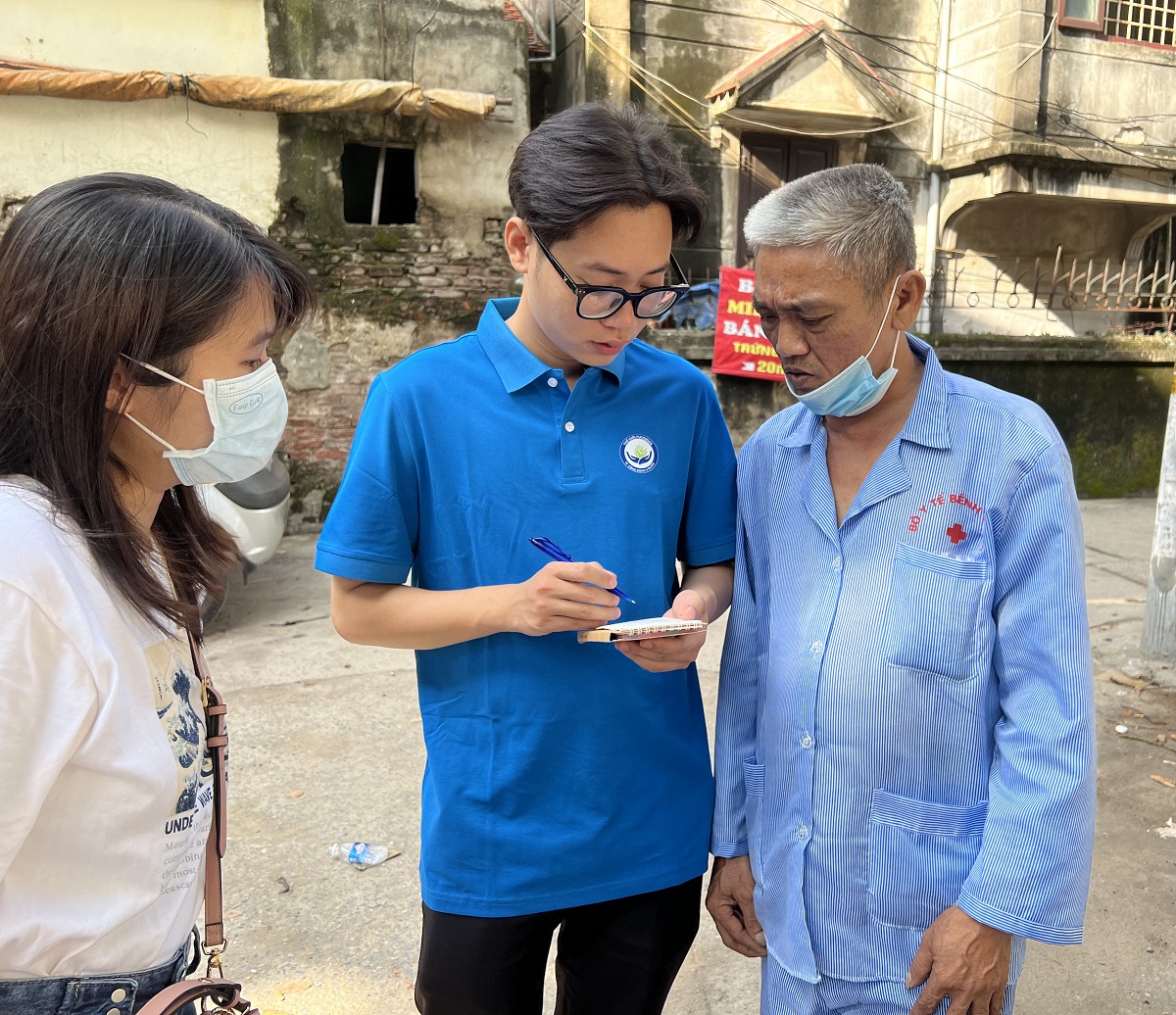 Nhãn hàng Kibou Fucoidan phối hợp thực hiện chương trình “Quỹ Hạc Giấy - Lan tỏa hy vọng” tháng 6 Tình nguyện viên Quỹ Hạc Giấy hỗ trợ cô bác tham gia nhận quà