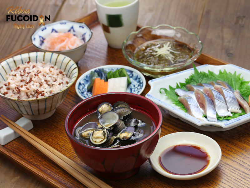 Bữa cơm Nhật Bản thường xuyên có cá và các món từ tảo 