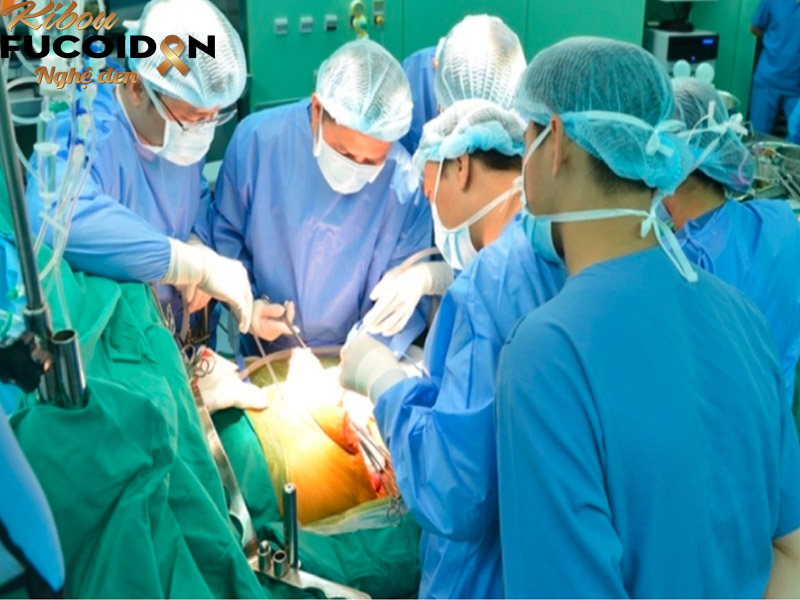 Các bác sĩ đang tiến hành phẫu thuật cắt gan cho bệnh nhân.
