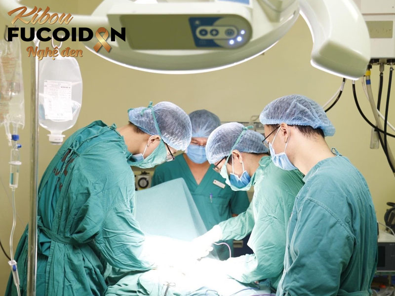 11 phương pháp điều trị ung thư gan phổ biến hiện nay Hình ảnh phẫu thuật cắt gan cho bệnh nhân ung thư gan.