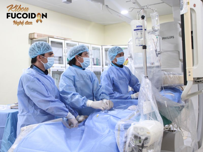 Phương pháp nút mạch ung thư gan và ứng dụng trong điều trị Bác sĩ thực hiện nút mạch ung thư gan