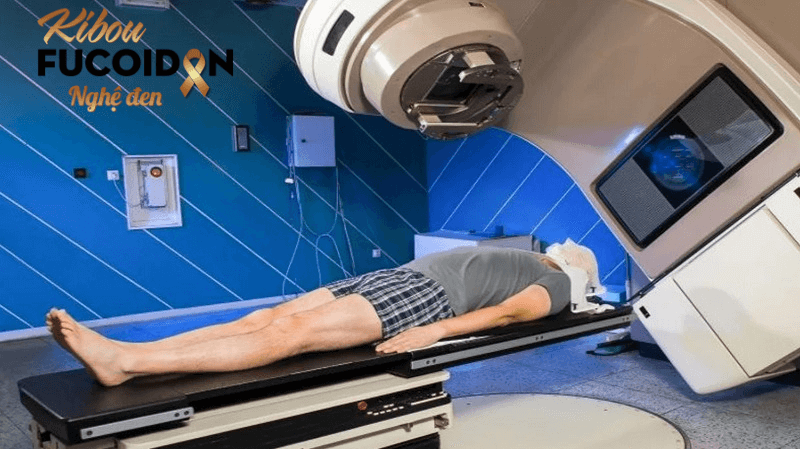 Xạ trị ung thư đại trực tràng có thể được thực hiện trước và sau phẫu thuật để tăng hiệu quả điều trị.