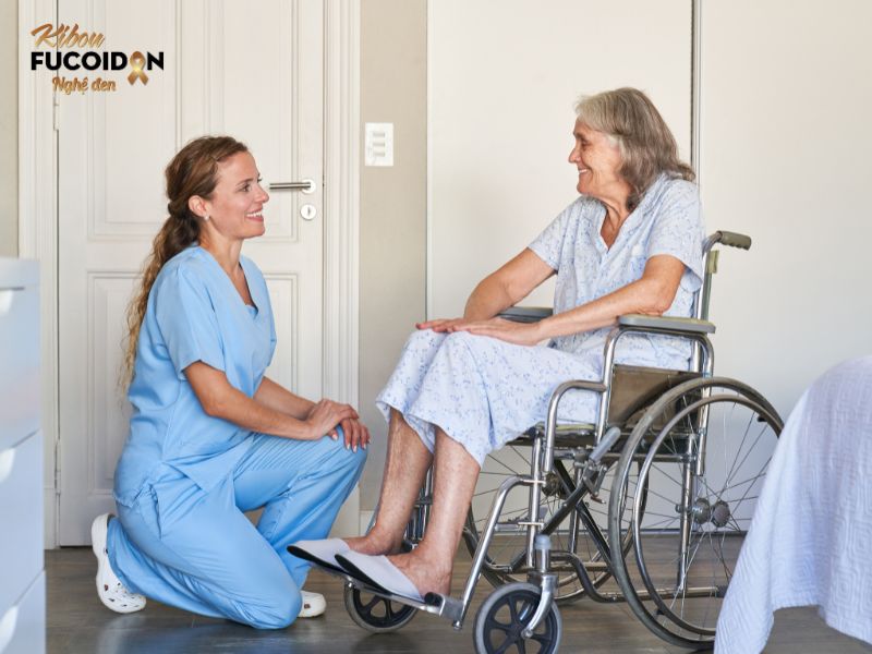 Khi chăm sóc bệnh nhân ung thư phổi nói riêng và bệnh nhân K nói chung, hãy cố gắng tâm sự cùng bệnh nhân Khi chăm sóc bệnh nhân ung thư phổi nói riêng và bệnh nhân K nói chung, hãy cố gắng tâm sự cùng bệnh nhân