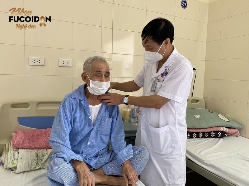 Ung thư phổi di căn gan: Dấu hiệu, tiên lượng và cách điều trị Thăm khám cho bệnh nhân ung thư phổi