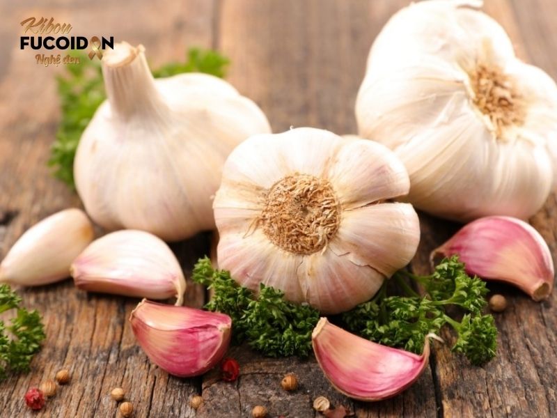 Trong tỏi chứa hợp chất flavonoid có tác dụng tiêu diệt các gốc tự do, từ đó giúp kiểm soát sự phát triển của khối u