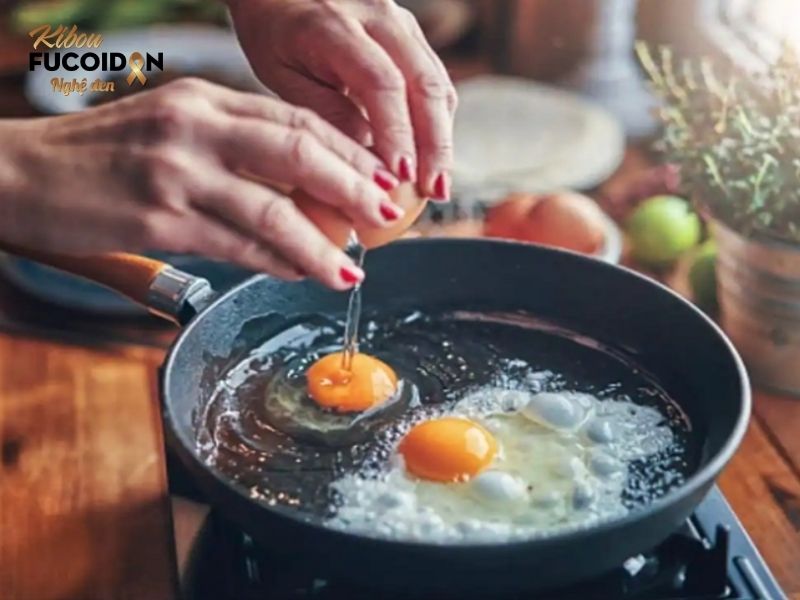 Giải đáp chi tiết: Ung thư có ăn được trứng gà không? Không nấu trứng gà cùng nhiều dầu mỡ