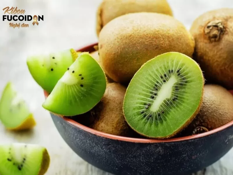 Giải đáp: Ung thư tuyến giáp nên ăn trái cây gì? Kiwi chứa nhiều vitamin C và chất chống oxy hóa, đặc biệt là flavonoid và carotenoid