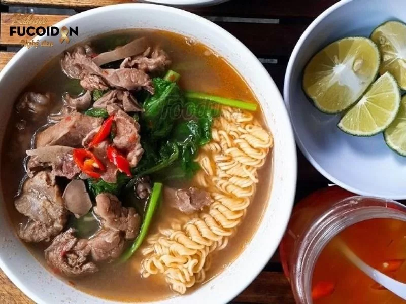 Chuyên gia giải đáp: Ăn nhiều mì tôm có bị ung thư không? Nên thêm thịt và rau xanh vào mì tôm khi ăn để bổ sung chất dinh dưỡng