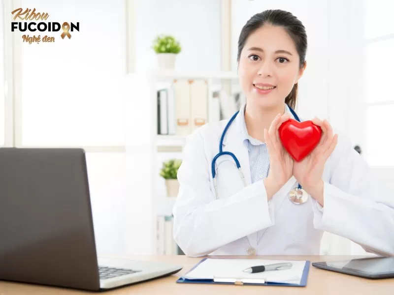 Chất xơ hòa tan trong đậu bắp giúp giảm cholesterol xấu (LDL) trong máu, từ đó giảm nguy cơ mắc bệnh tim mạch
