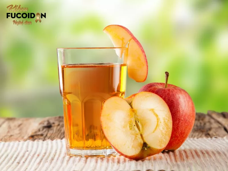 Uống nước gì tốt cho tuyến giáp? Giải đáp từ chuyên gia Nước ép táo có khả năng chống oxy hóa, giúp bảo vệ tế bào khỏi tổn thương do gốc tự do
