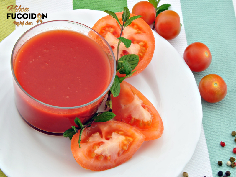 Uống gì để tiêu khối u, top 8 loại nước ép giúp tiêu khối u Cà chua chứa lycopene, một chất chống oxy hóa mạnh mẽ có thể giúp bảo vệ tế bào khỏi tổn thương