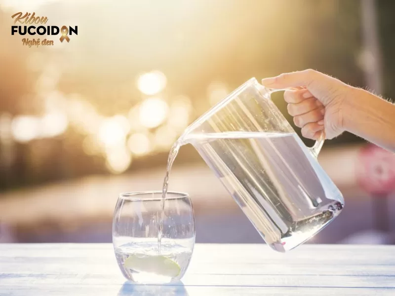 Bất ngờ với TOP 8 thực phẩm tốt cho người mổ đại tràng! Người bệnh nên uống đủ 2-3 lít nước mỗi ngày để thanh lọc cơ thể, cải thiện tuần hoàn máu