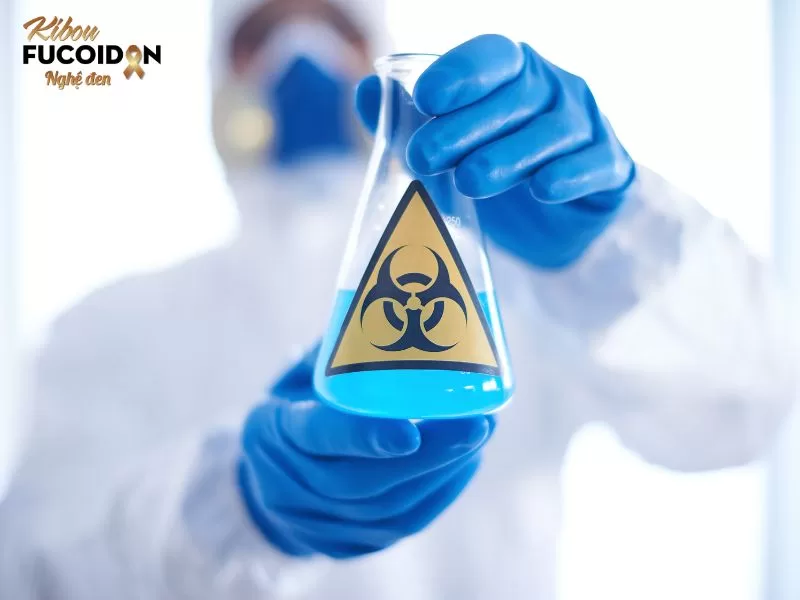 Tiếp xúc với một số hóa chất, chẳng hạn như formaldehyde và acrylamide, có thể làm tăng nguy cơ ung thư mắt.