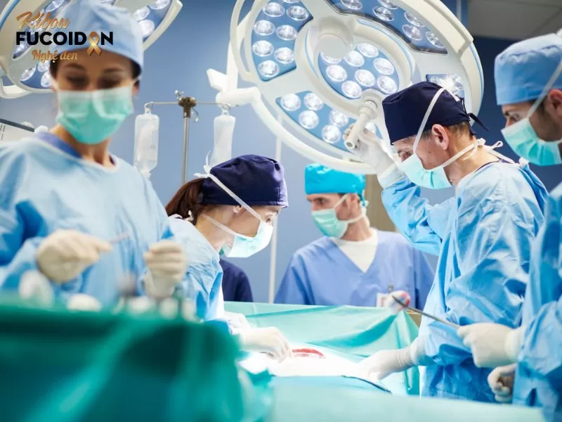 Phẫu thuật để loại bỏ khối u là phương pháp điều trị phổ biến nhất đối với ung thư mắt.