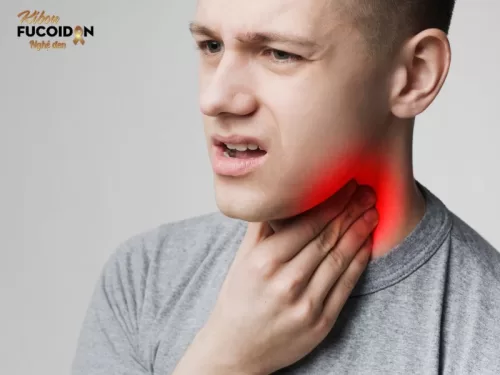 Viêm amidan cũng là một nguyên nhân phổ biến gây đau họng và có thể kèm theo ho ra máu.