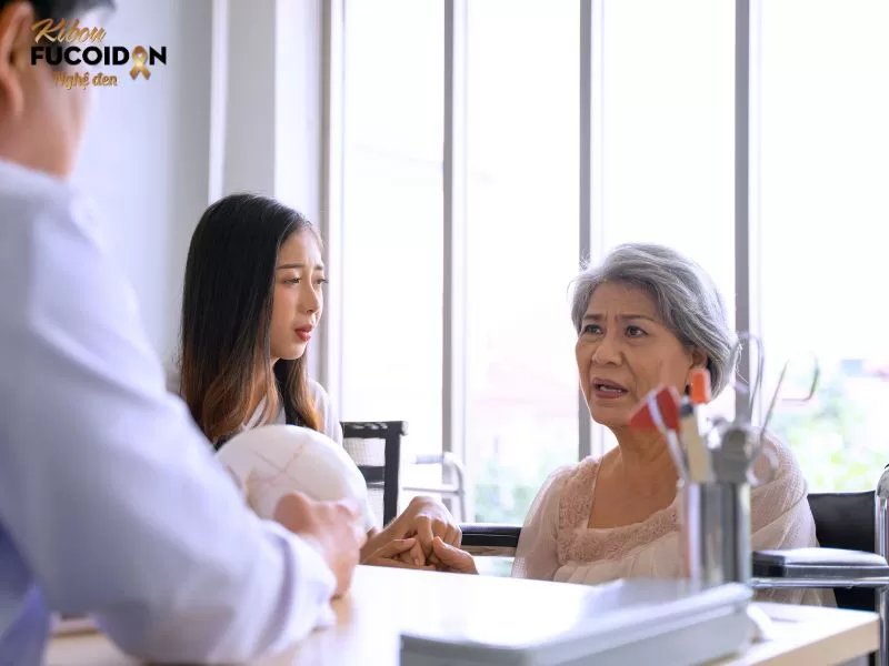 Đi khám ngay nếu đau họng khạc ra máu