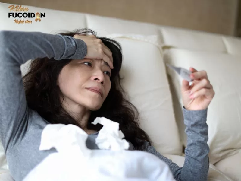 Hạch dưới cằm nguyên nhân, triệu chứng và cách điều trị Nếu nổi hạch kèm sốt cao cần đi khám ngay