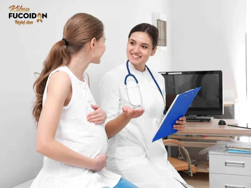 Sự thay đổi hormone trong thời kỳ mang thai hoặc sau sinh có thể là yếu tố thúc đẩy sự phát triển của bệnh.