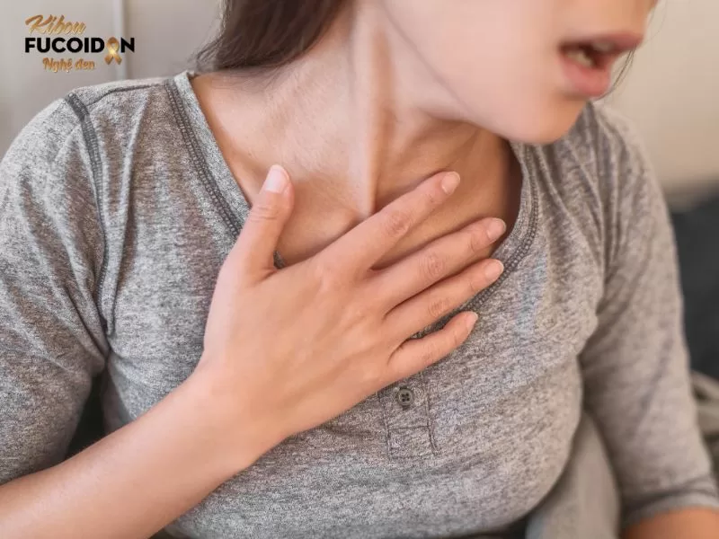 Khi carcinoma tuyến giáp thể nhú tiến triển, bệnh nhân có thể gặp phải tình trạng ho kéo dài hoặc khó thở