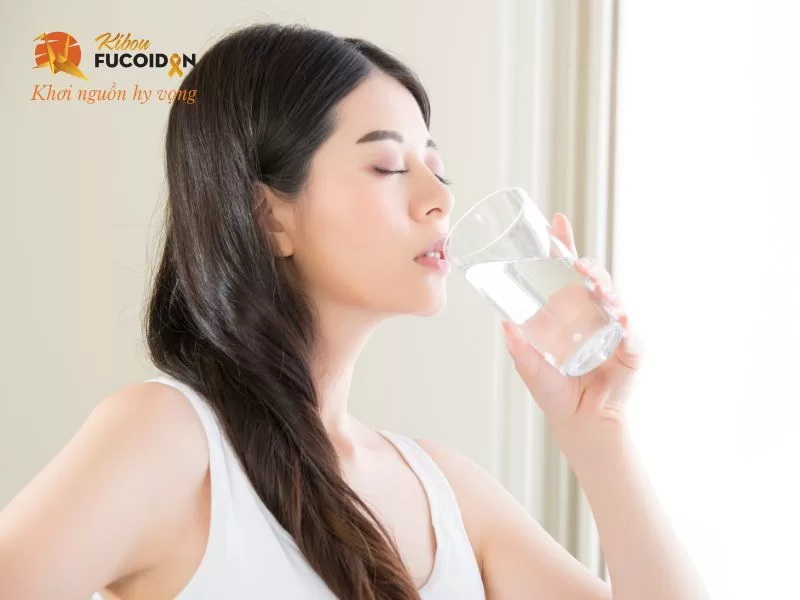 Cần uống đủ từ 1.5 – 2 lít nước mỗi ngày Cần uống đủ từ 1.5 – 2 lít nước mỗi ngày