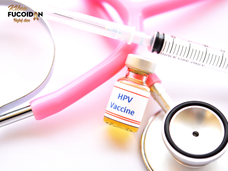 Vắc xin HPV hoạt động bằng cách kích thích cơ thể sản xuất kháng thể đặc hiệu chống lại các chủng virus HPV